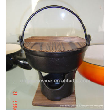 wok en fonte avec couvercle en bois